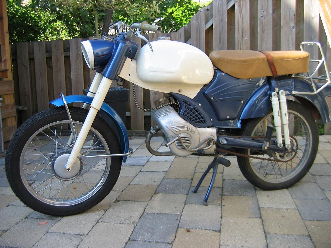 mini geweld uit Duitsland van zoonlief<br />Is bijna klaar na volledige revisie en restauratie.<br />Zundapp Sportscombinette 50 cc 1961