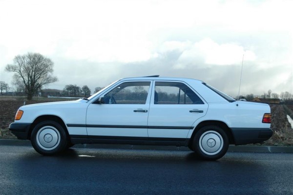mercedes_200D.jpg
