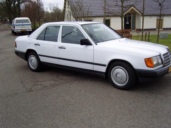 een smetteloos witte 230E