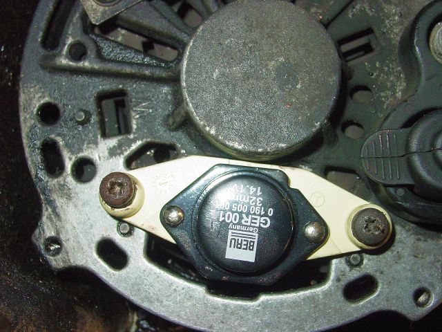 Dynamo190E met nieuwe spannings regelaar Dec2013.jpg