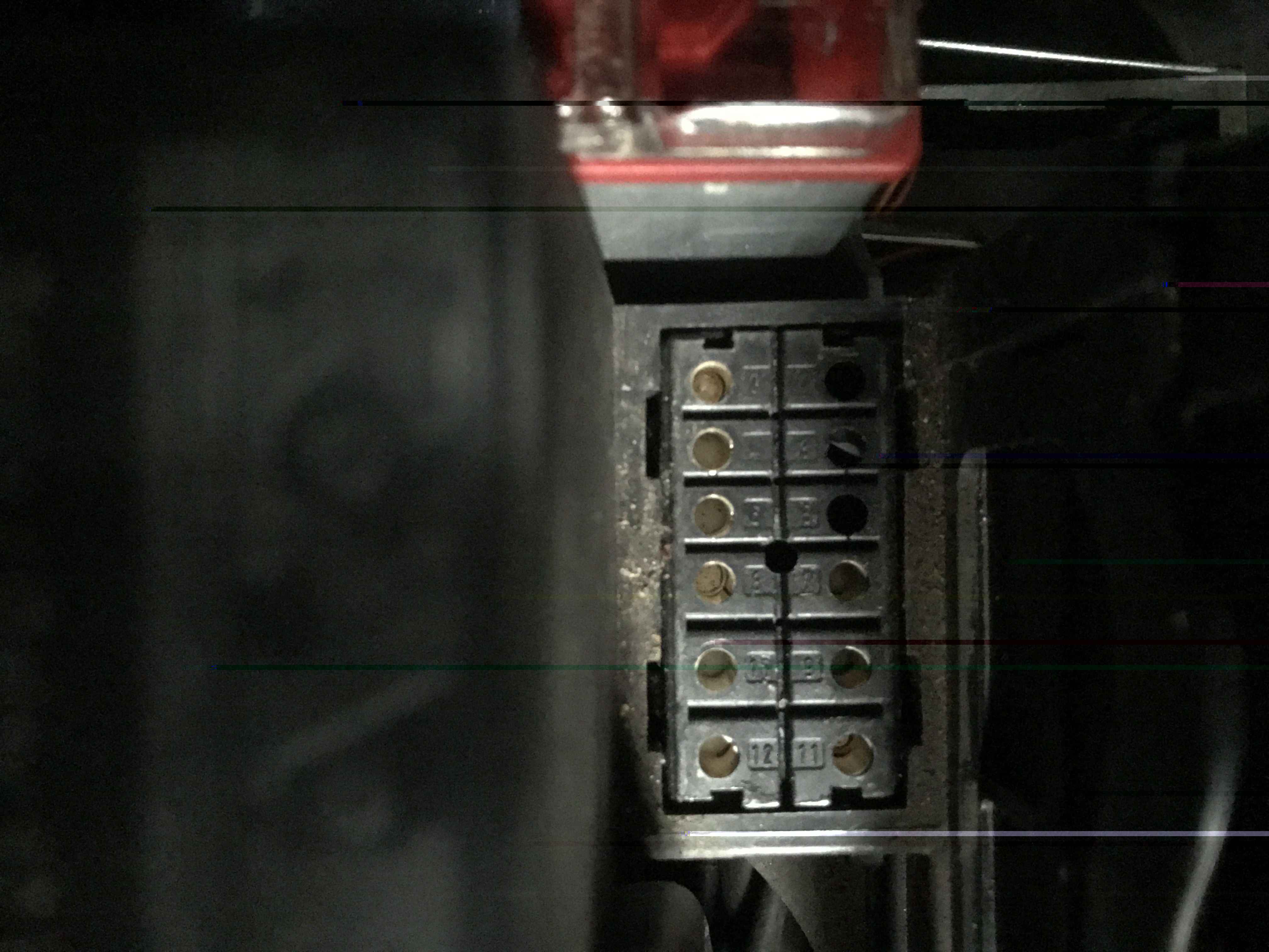 op bus 6 is de schakelaar aangesloten via twee pinnen..