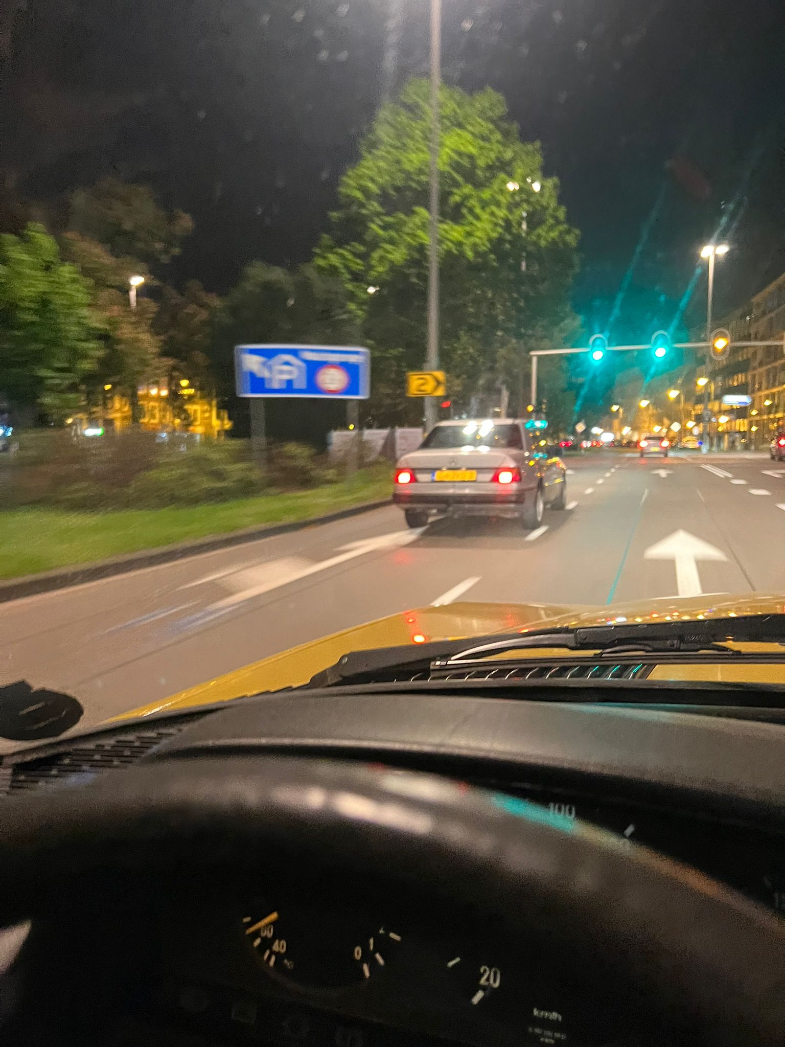 Ik dacht even dat ik mezelf zag rijden, grijze W124 Arnhem centrum met twee oudere dames achter het stuur.