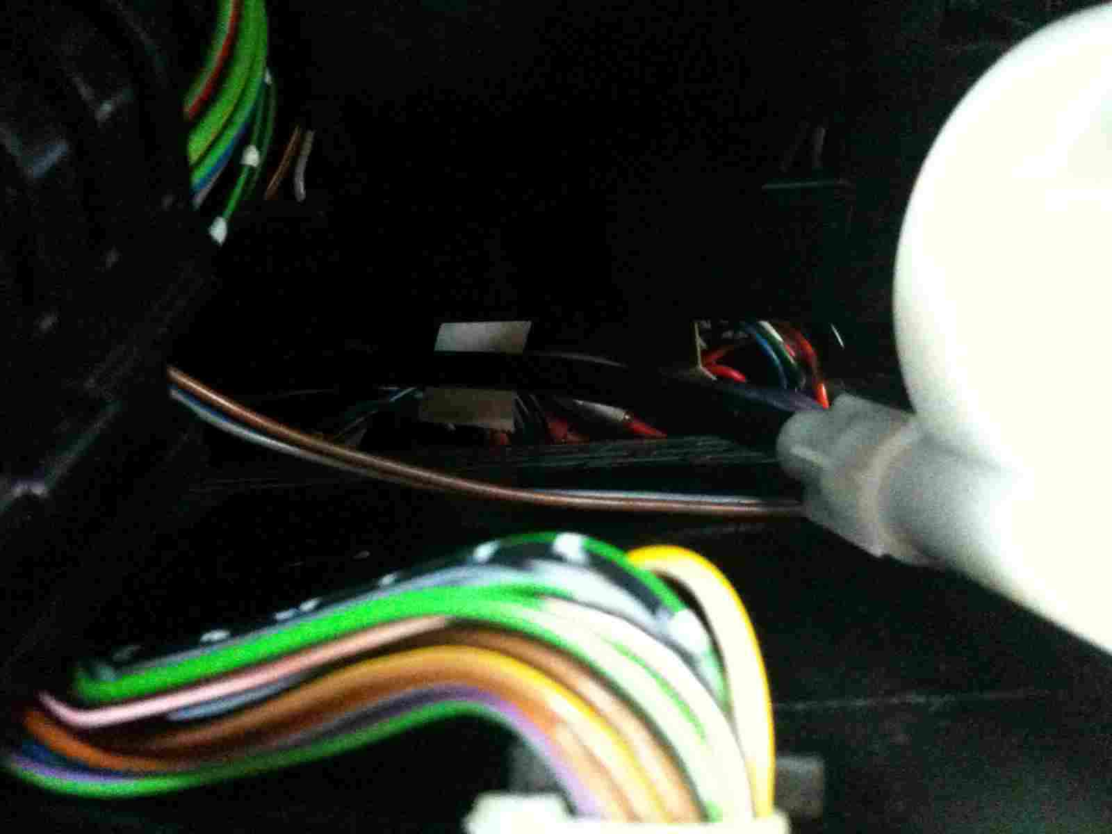 Dit "dopje" lag er af, de kabel in het dopje terug zetten en de dop er weer opdraaien. De buitenkabel klemt dan weer.