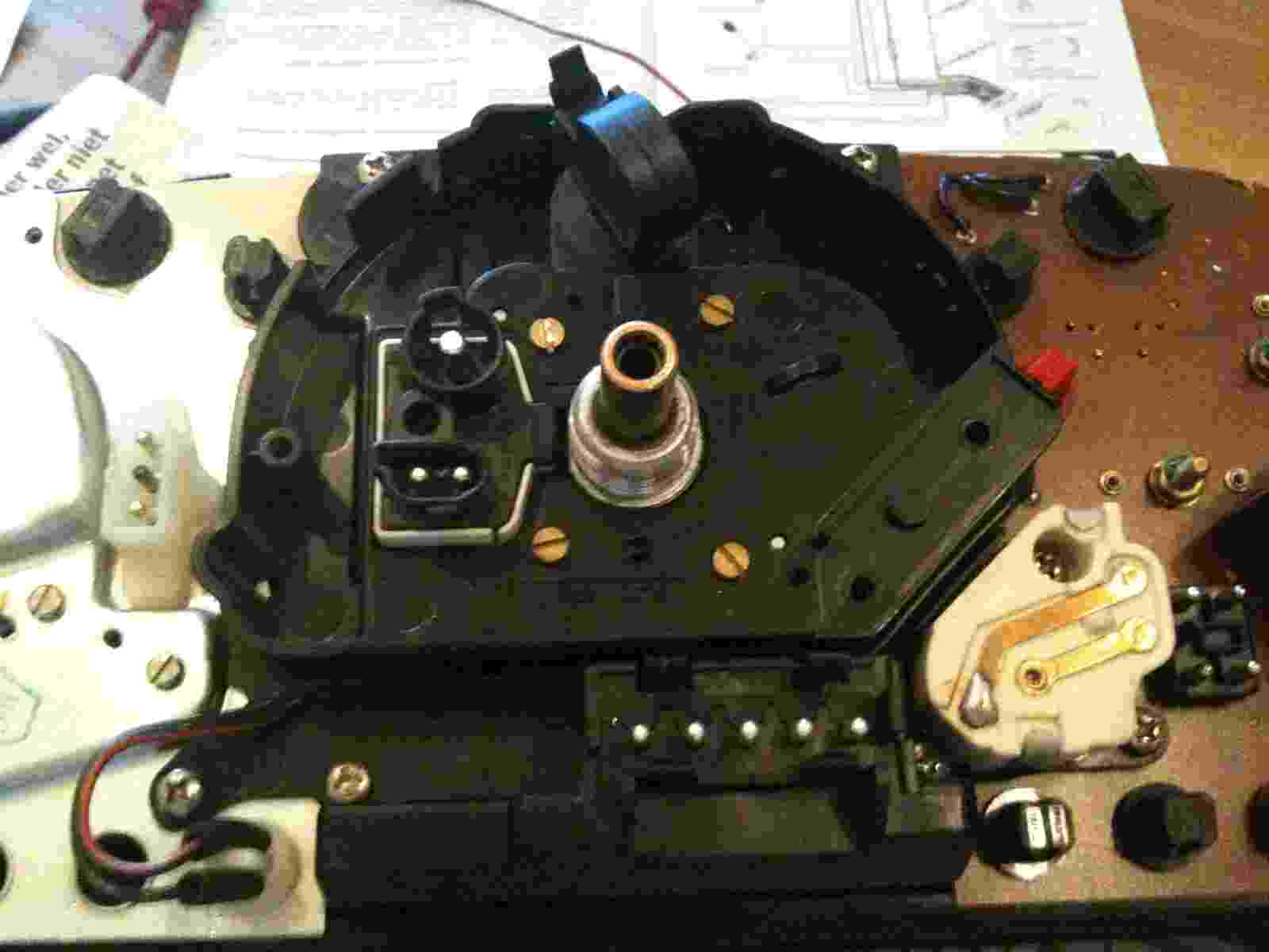 Achterkant van de combiklok, rechts het witte blokje is de draadgewonden potmeter, zie ook de soldering, dit is een bekent euvel